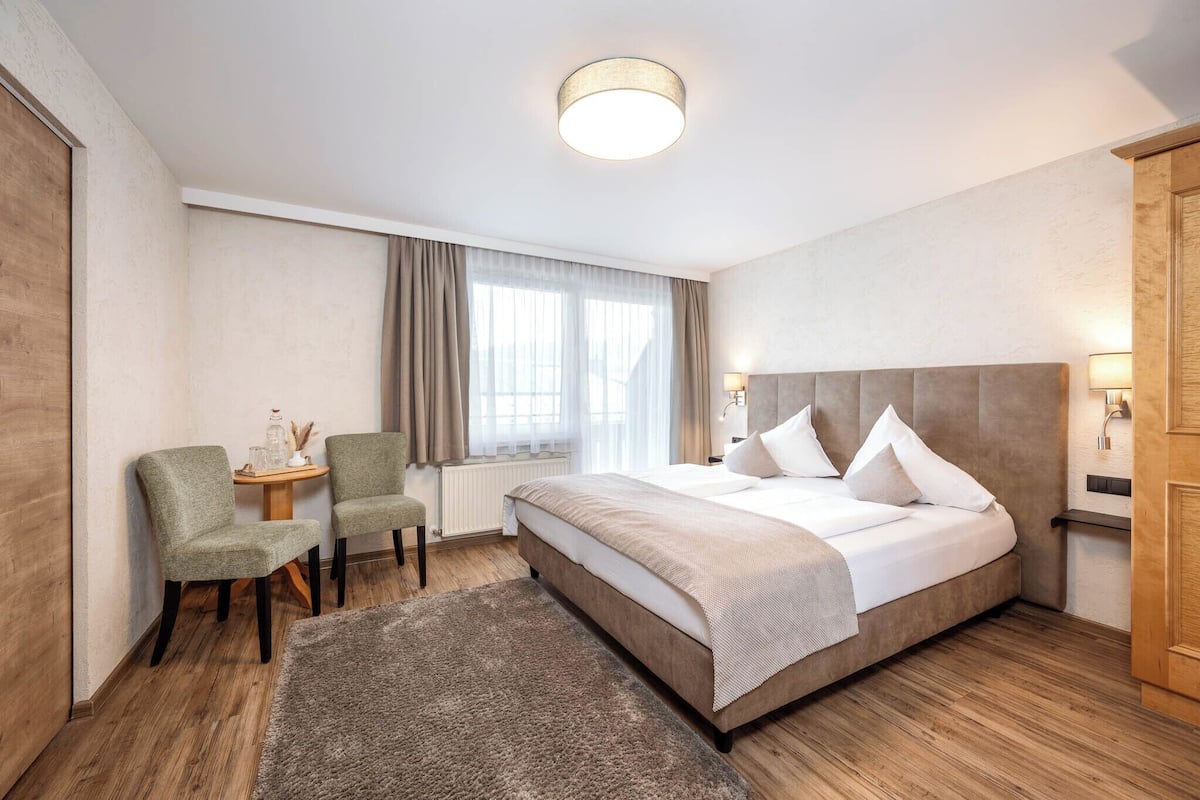 Habitación doble, balcón | Caja fuerte, wifi gratis, ropa de cama