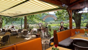 2 Restaurants, Frühstück, Mittagessen, lokale und internationale Küche