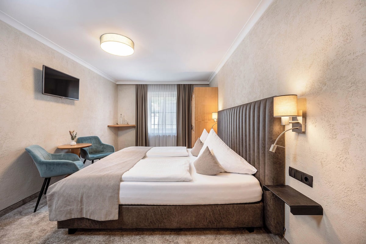 Habitación clásica doble | Caja fuerte, wifi gratis, ropa de cama