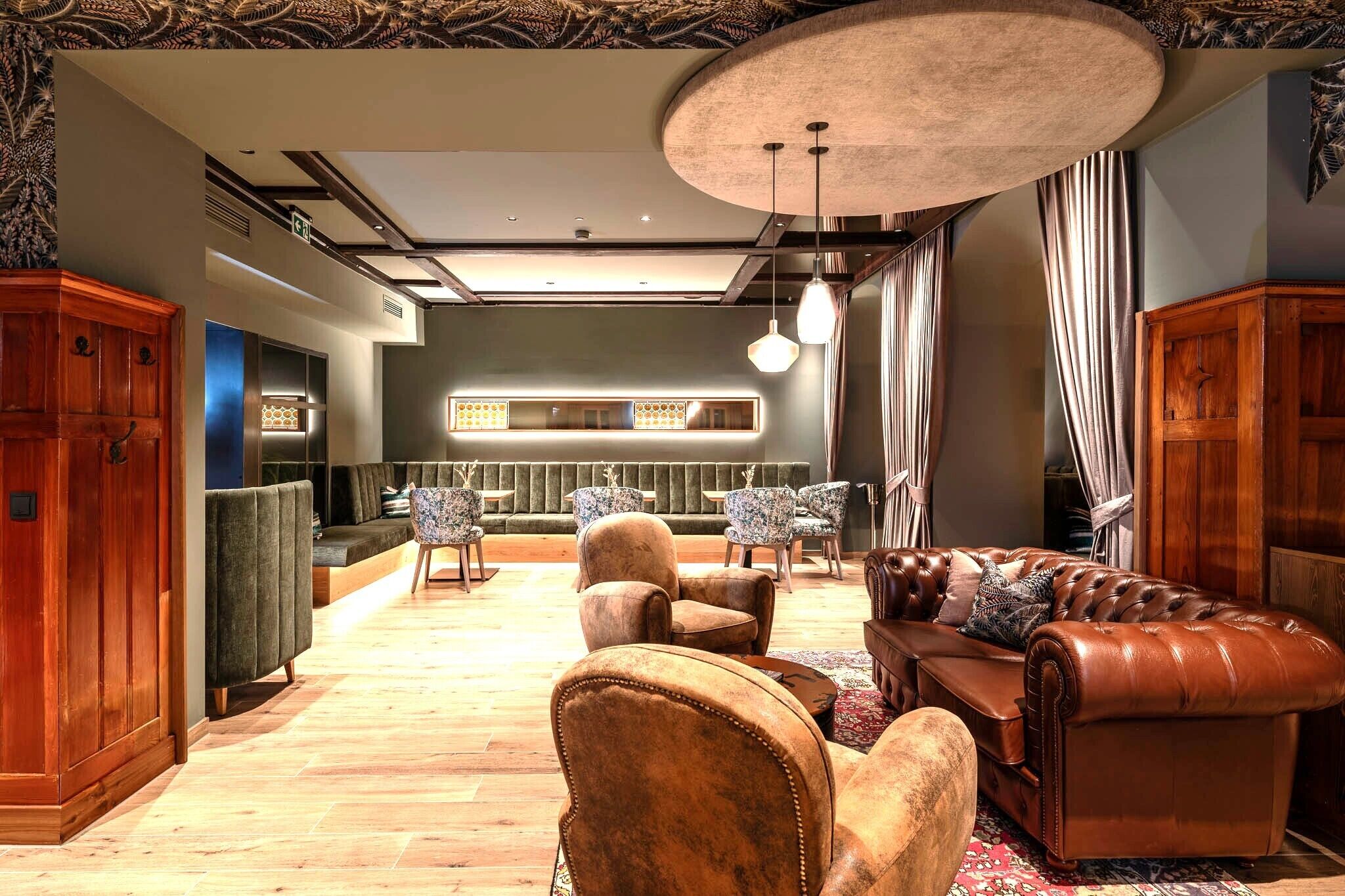 2 restaurants, breakfast, lunch served; local and international cuisine