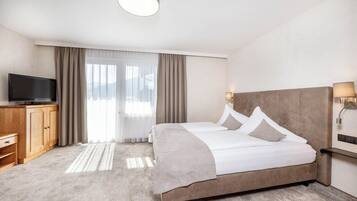 Vierpersoonskamer, balkon | Een kluis op de kamer, gratis wifi, beddengoed