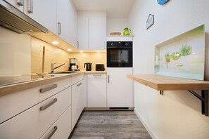 Kühlschrank, Ofen, Geschirrspüler, Wasserkocher mit Kaffee-/Teezubehör