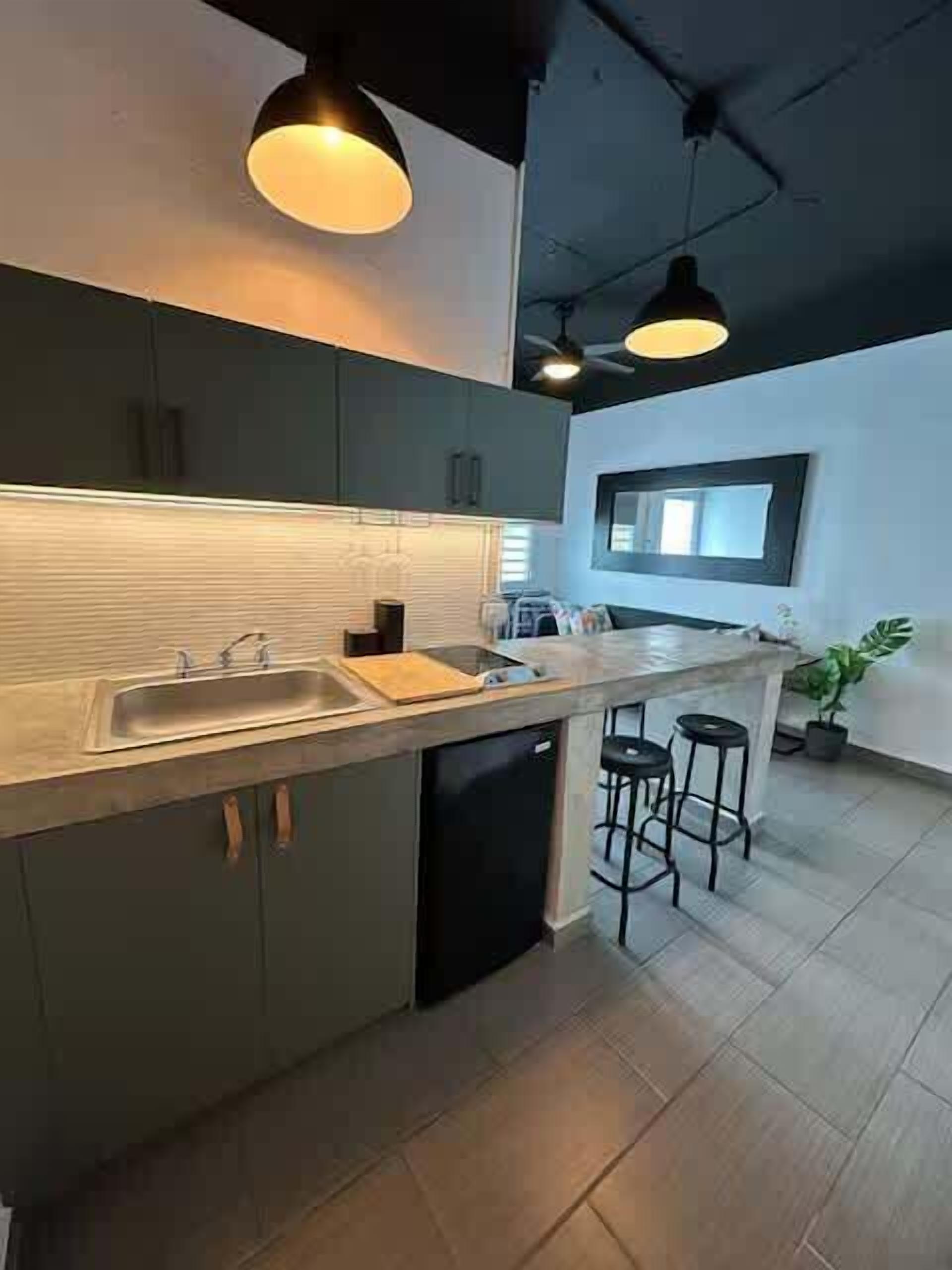 Refrigerador, microondas, parrilla de estufa y cafetera y tetera 