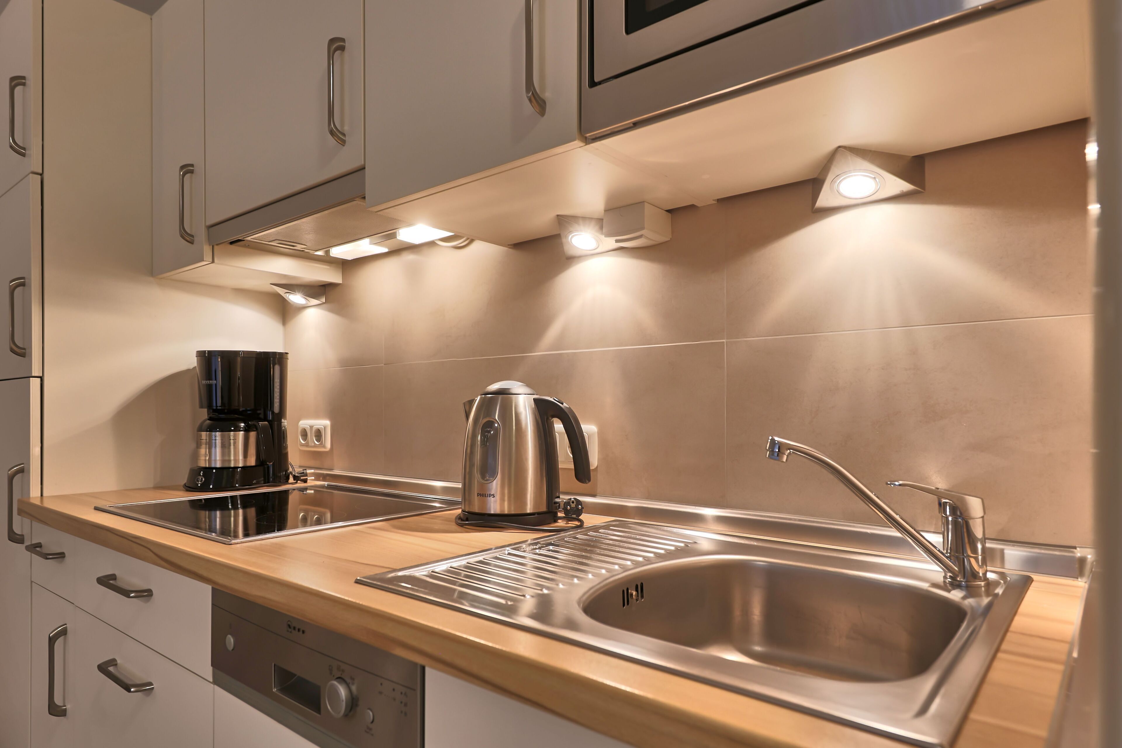 ثلاجة، ميكروويف، غسالة أطباق، ماكينة لصنع القهوة/الشاي