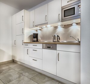 Køleskab, mikrobølgeovn, opvaskemaskine, kaffe-/temaskine