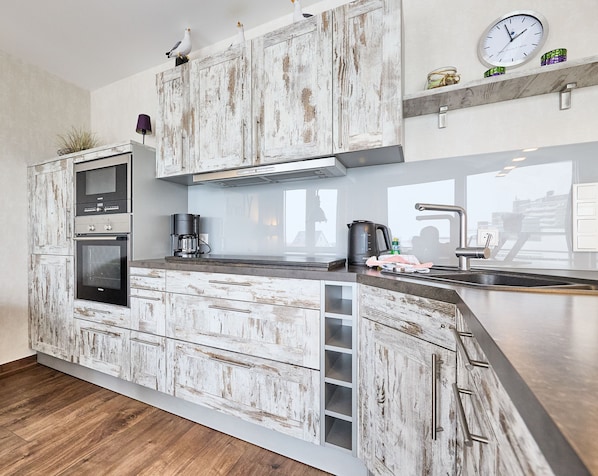 Een koelkast, een microgolfoven, een oven, een vaatwasser