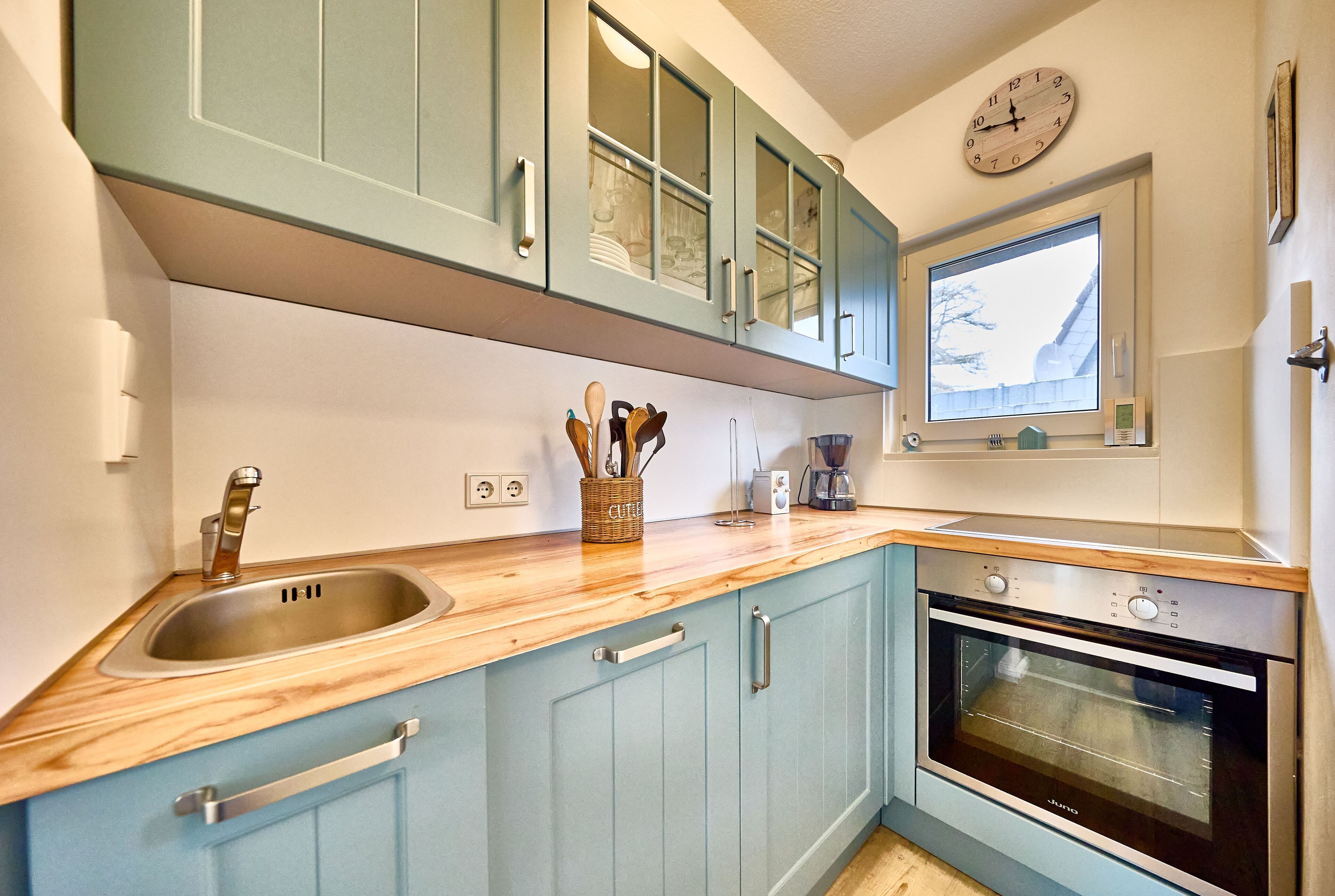 Fridge, oven, dishwasher, coffee/tea maker