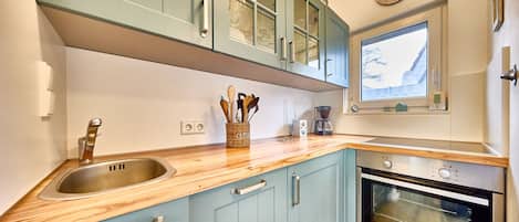 Fridge, oven, dishwasher, coffee/tea maker