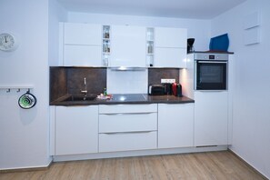 Køleskab, ovn, opvaskemaskine, kaffe-/temaskine