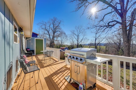 Outdoor dining. 3 Mi to Table Rock Lake! Cozy Ozark Apartment