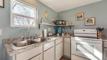 Kjøleskap, mikrobølgeovn, kokeplater og kaffetrakter/tekoker