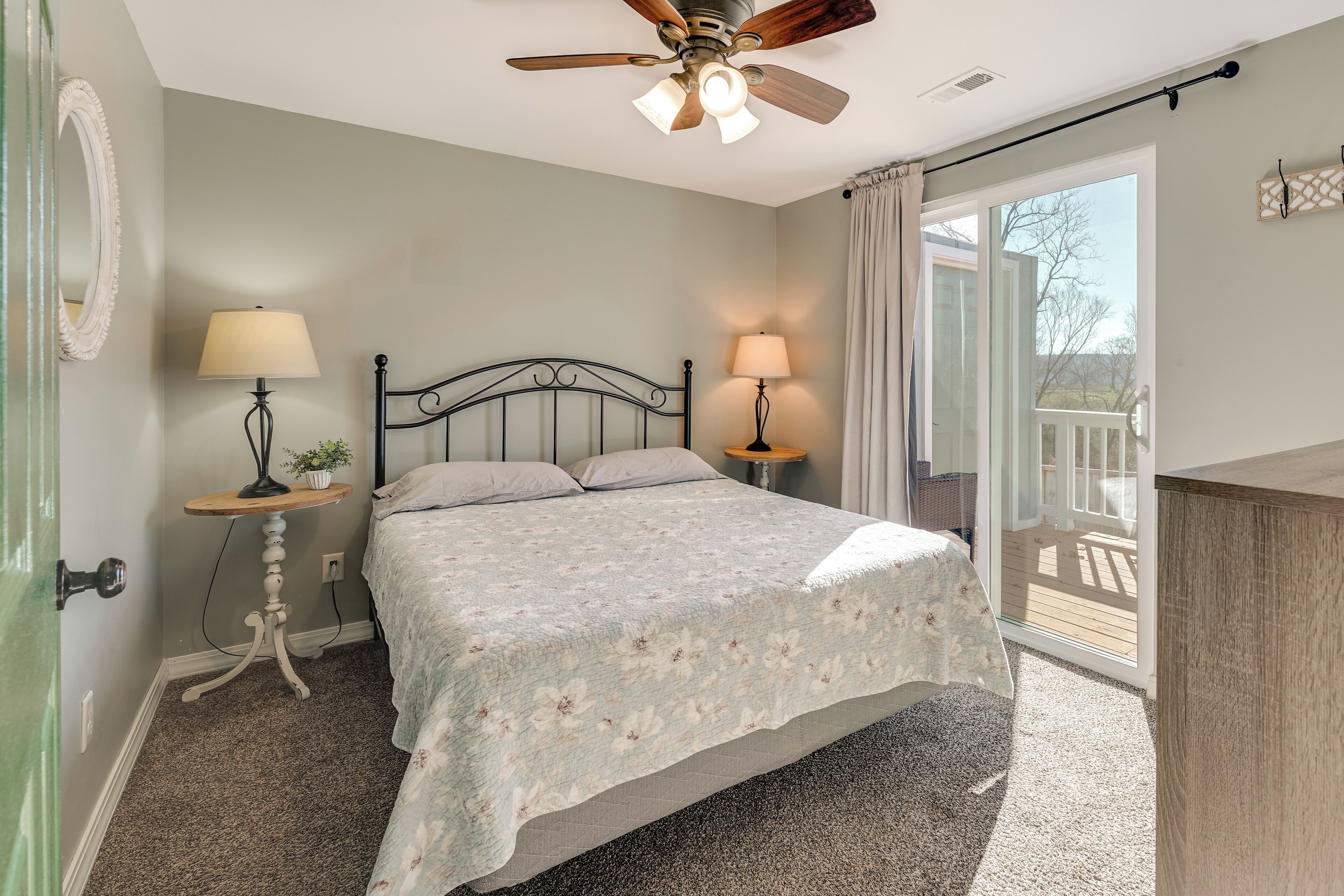 2 bedrooms, internet, bed sheets