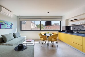 Exclusive Suite | Living room | 43-inch Smart TV with cable channels, TV - Muse Urban Suites (Athens)