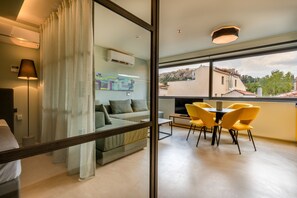 Exclusive-Suite | Wohnbereich | 43-Zoll-Smart-TV mit Kabelempfang, Fernseher