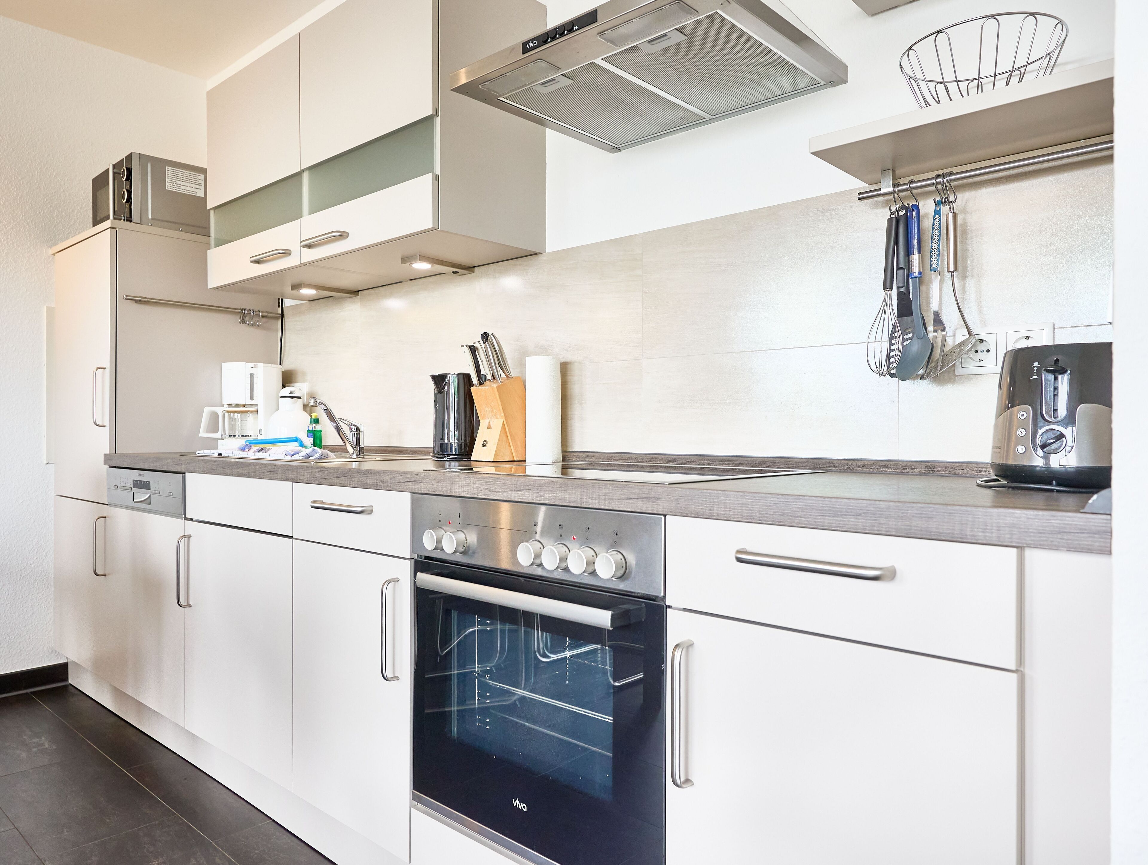 ثلاجة، ميكروويف، فرن، غسالة أطباق