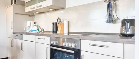 ثلاجة، ميكروويف، فرن، غسالة أطباق