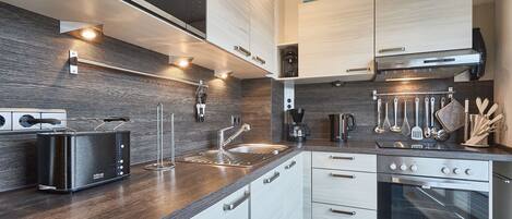 Kühlschrank, Mikrowelle, Ofen, Geschirrspüler