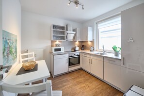 Kühlschrank, Mikrowelle, Ofen, Geschirrspüler