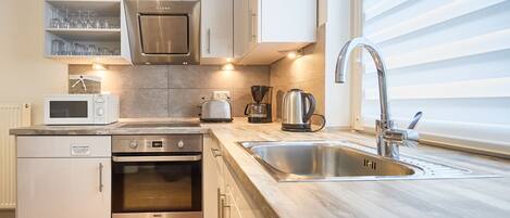 冰箱、微波炉、烤箱、洗碗机