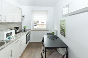 Kühlschrank, Mikrowelle, Ofen, Geschirrspüler