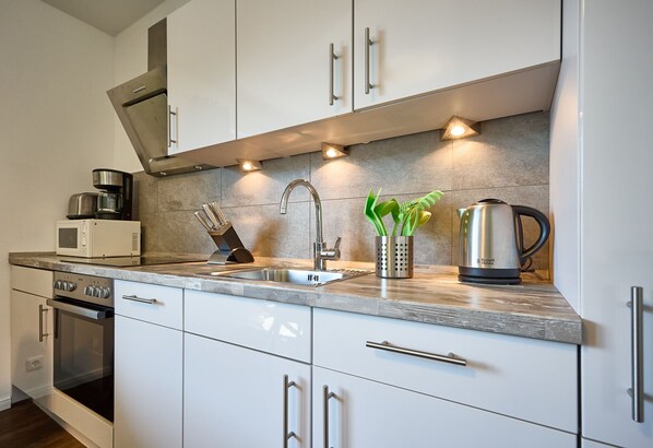 ثلاجة، ميكروويف، فرن، غسالة أطباق