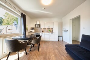 Kühlschrank, Mikrowelle, Ofen, Geschirrspüler