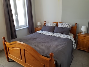 1 dormitorio, tabla de planchar con plancha, wifi y ropa de cama
