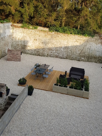 Outdoor dining. Apartment close to the Basilica of Bon Secours