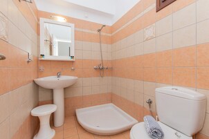 华丽公寓 | 浴室 | 淋浴设施、毛巾、肥皂、卫生纸