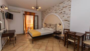 Deluxe Apartment | Desk, soundproofing, free WiFi, bed sheets