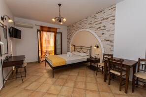 Desk, soundproofing, free WiFi, bed sheets - Summer Dream II (Naxos)