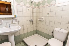 Deluxe-Studio | Badezimmer | Dusche, Handtücher, Seife, Toilettenpapier