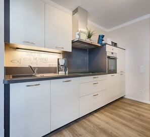 Kühlschrank, Mikrowelle, Ofen, Geschirrspüler