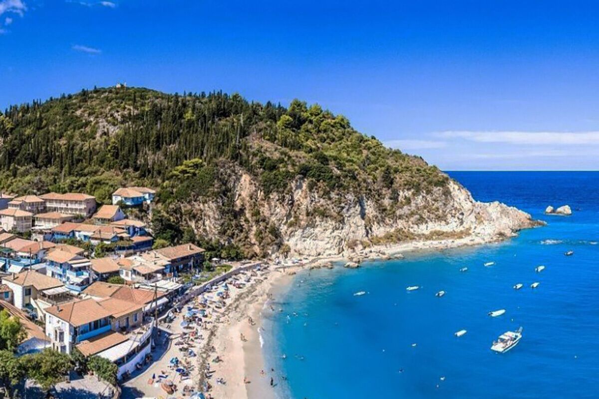 Una spiaggia nelle vicinanze, lettini da mare