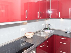 Fridge, microwave, oven, dishwasher - Nordseeblick, Fewo 3 - Nordseeblick I - Grimmershörner Bucht (Cuxhaven)