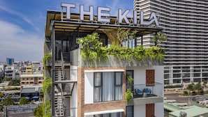 Een modern gebouw met een bord waarop 