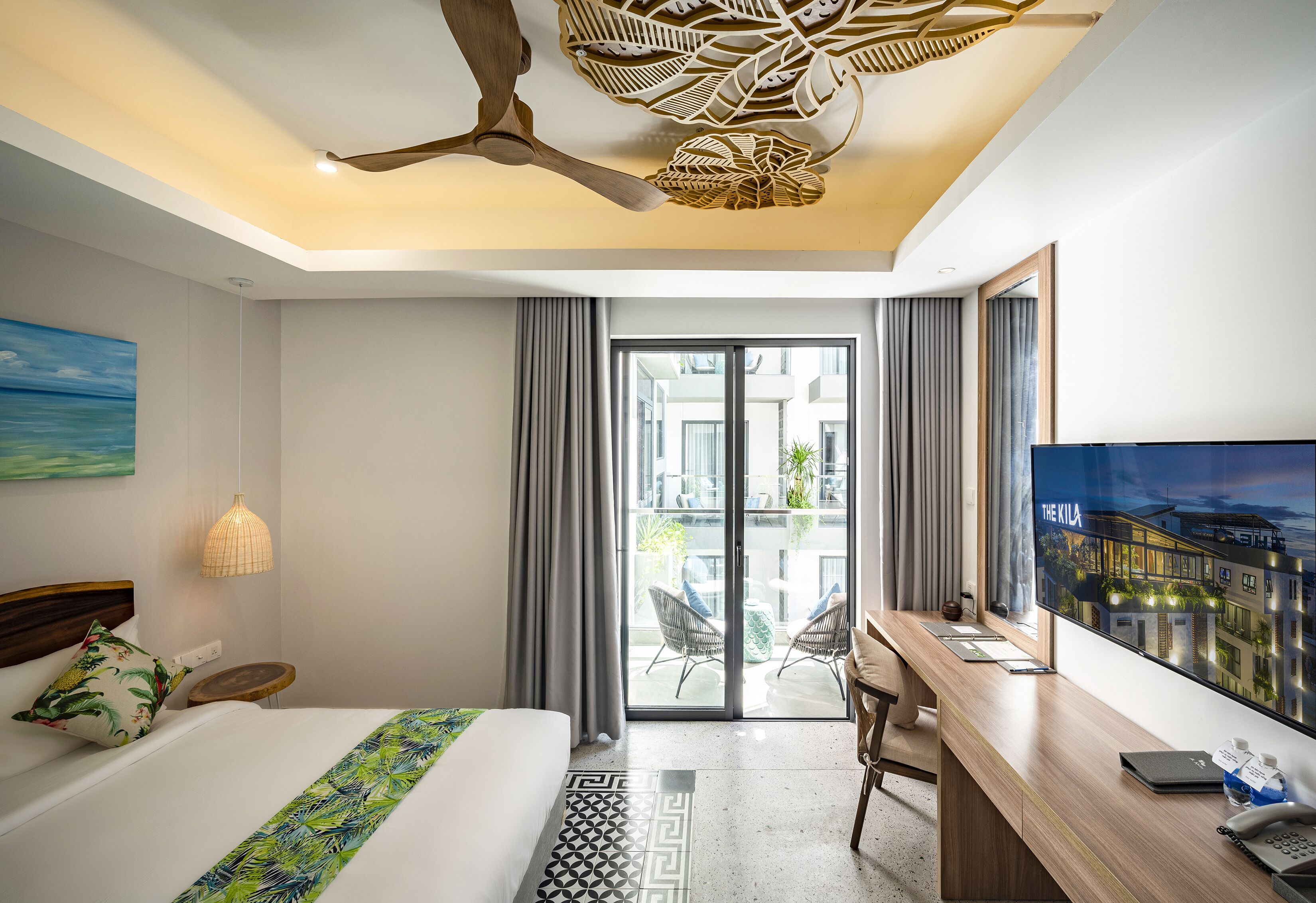 Une chambre d’hôtel moderne avec un lit, un bureau et un balcon.