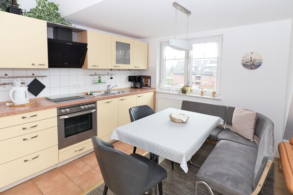 Køleskab, ovn, opvaskemaskine, kaffe-/temaskine