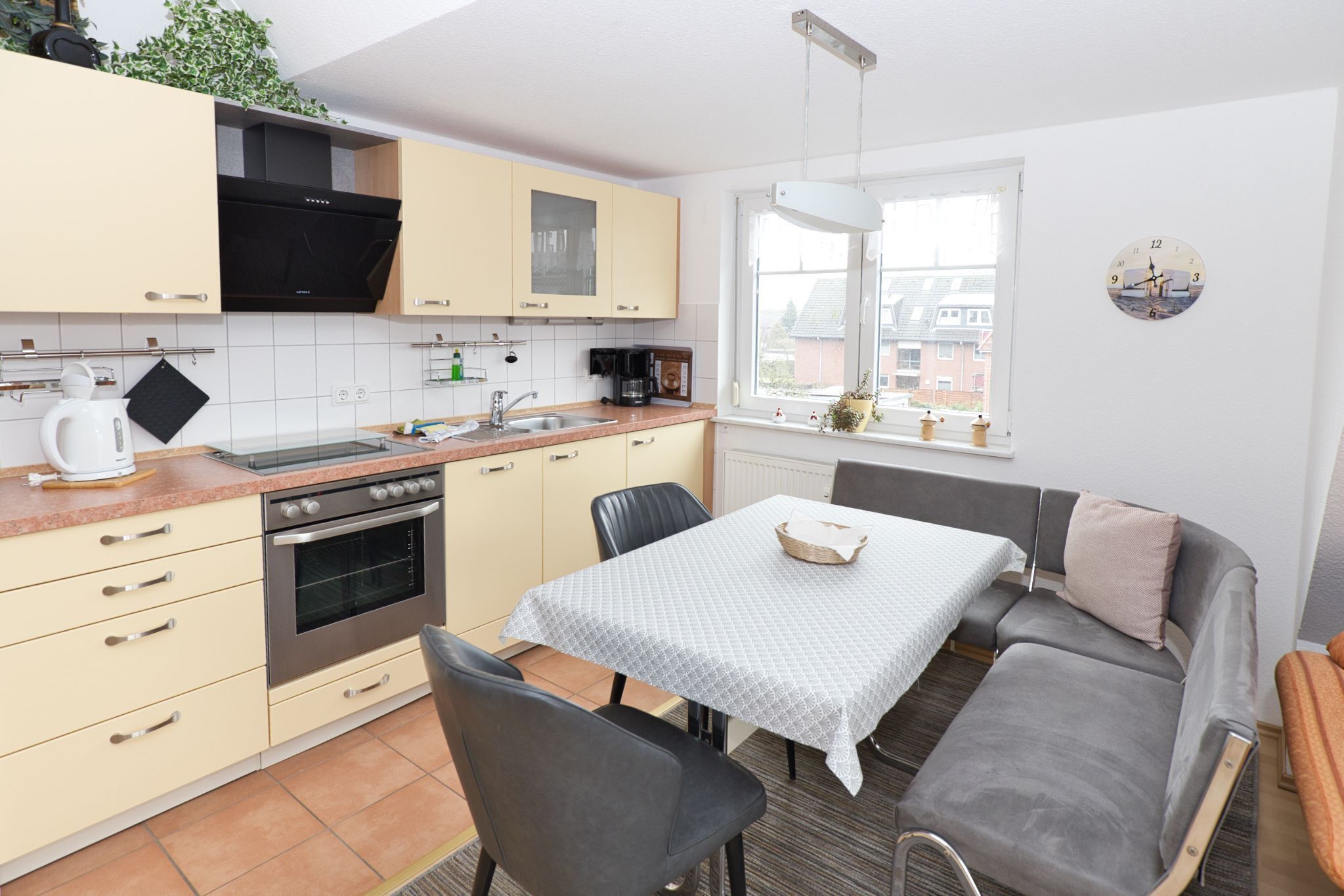 Refrigerador, horno, lavavajillas y cafetera y tetera 