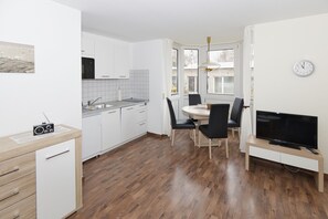 ثلاجة، ميكروويف، غسالة أطباق، ماكينة لصنع القهوة/الشاي