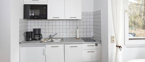 Køleskab, mikrobølgeovn, opvaskemaskine, kaffe-/temaskine