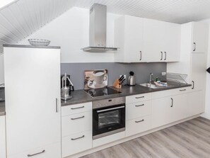 Kühlschrank, Ofen, Geschirrspüler, Wasserkocher mit Kaffee-/Teezubehör