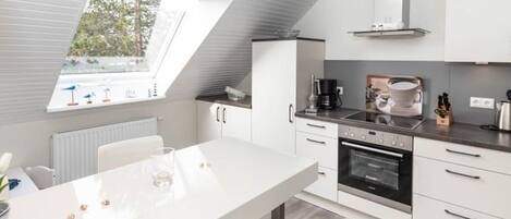 Køleskab, ovn, opvaskemaskine, kaffe-/temaskine