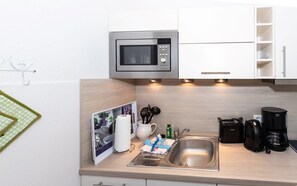 Køleskab, mikrobølgeovn, opvaskemaskine, kaffe-/temaskine