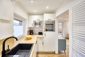 Kühlschrank, Mikrowelle, Ofen, Geschirrspüler