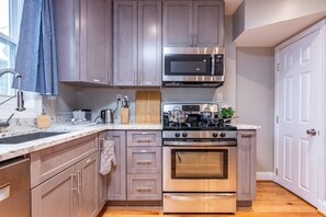 Jääkaappi, mikroaaltouuni, uuni, liesi