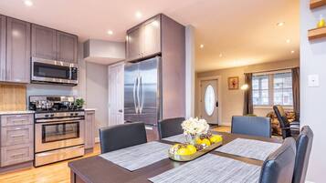 Lemari es, microwave, oven, dan kompor