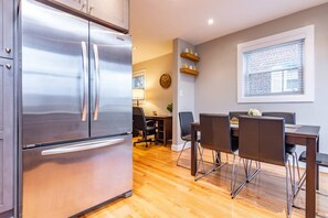Fridge, microwave, oven, stovetop - Gorgeous Home 10 min to DC by CozySuites (Alexandria)