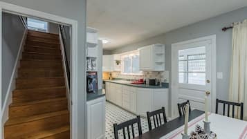 House (4 Bedrooms) | Private kitchen | Fridge, microwave, oven, stovetop