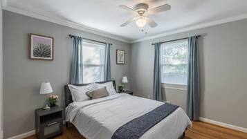 Rumah (4 Bedrooms) | 4 kamar tidur, ruang kerja ramah laptop, dan setrika/meja setrika